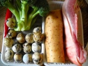 准备好精五花肉、淮山、西兰花、鹌鹑蛋等食材。