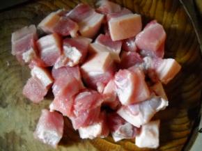 猪肉洗净切小块。