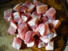 猪肉洗净切小块。