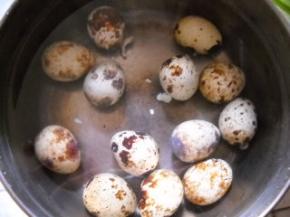 鹌鹑蛋入锅中煮熟。