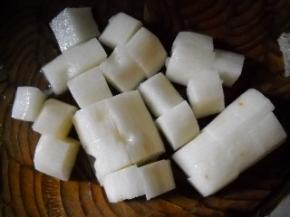 山药去皮、洗净、切小块；西兰花掰小朵、洗净备用。