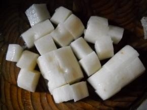 山药去皮、洗净、切小块；西兰花掰小朵、洗净备用。