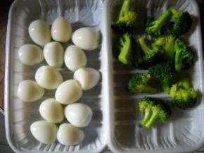 鹌鹑蛋剥去壳；开水中加少许油、盐，将西兰花焯一会。