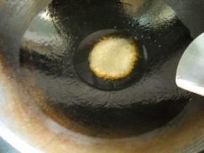 锅中油热，加入白糖，中火炒制。