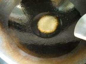 锅中油热，加入白糖，中火炒制。