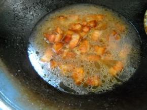 沿锅边淋入温水，大火煮开，小火慢炖30分钟。