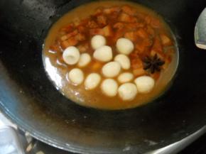 倒入鹌鹑蛋，煮开后炖煮5分钟。