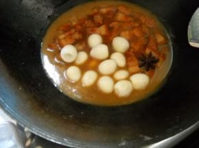 倒入鹌鹑蛋，煮开后炖煮5分钟。