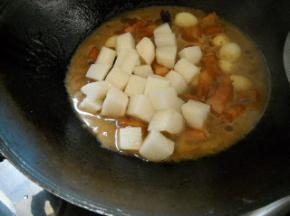 加入山药，煮开后再炖15分钟。