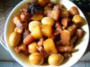 淋入生抽调好味，盛入碗中。