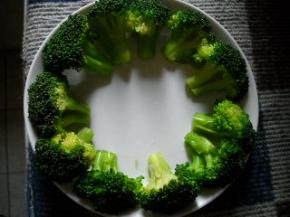 炒好的西兰花排入盘中。