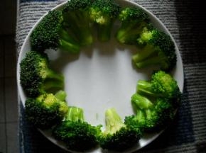 炒好的西兰花排入盘中。