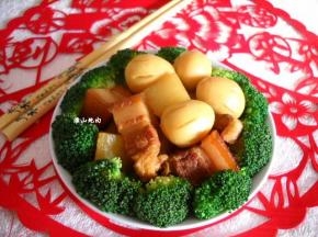 盛入炖好的猪肉即可食用。