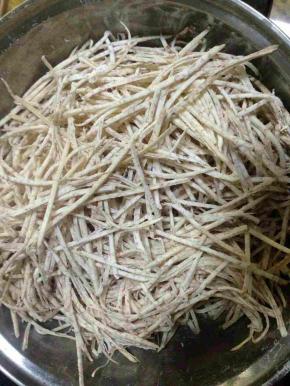 芋头洗净削皮擦成丝