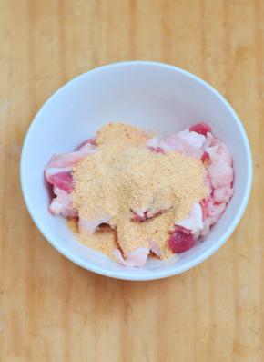 五花肉切成薄片，加入粉蒸肉调料。