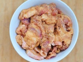 加入料酒、生抽，少 许水，将肉片抓匀，一片片夹开，码在碗中，腌制15分钟。