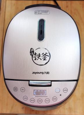 合上电饭煲盖子，选择精煮饭功能。