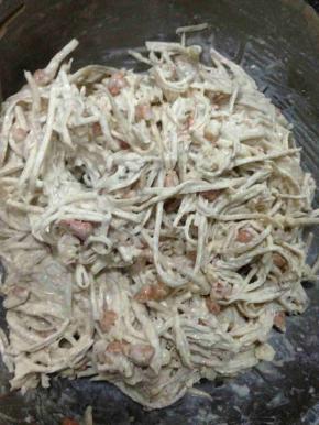 下入花生加水搅拌均匀