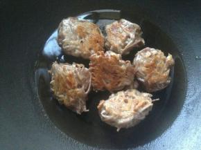 锅中下入适量油放入蒸好的芋丸子煎至两面金黄