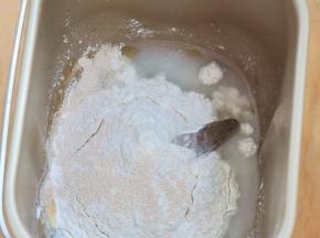 将主料里的所有食材放入面包机中。