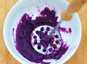 紫薯蒸熟后去皮，加少许水捣成泥状。