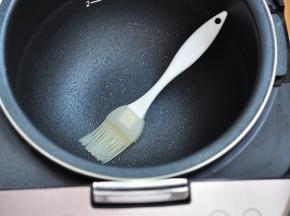 电饭煲内胆中，刷一层油。