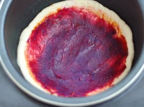 将紫薯泥铺好，用勺背抹平。