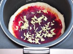 撒上一些马苏里拉芝士。