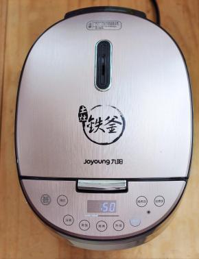合上电饭煲盖子，选择蛋糕程序，时间为50分钟。