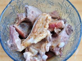 排骨焯水后，加入生抽、料酒腌制20分钟。