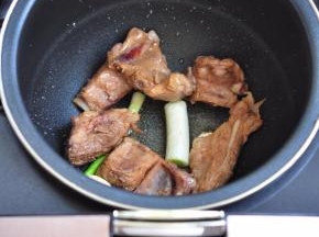 将排骨放入，稍煎一下。