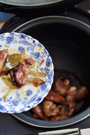 期间可随意打开电饭煲盖子，查看收汁情况，收汁后，将里面的香料全部捡出。