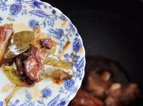 期间可随意打开电饭煲盖子，查看收汁情况，收汁后，将里面的香料全部捡出。