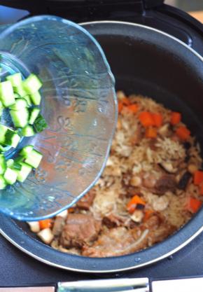 米饭焖好后，加入黄瓜丁和盐。