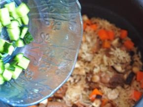 米饭焖好后，加入黄瓜丁和盐。