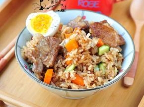 拌匀后盖上盖子，让米饭再焖5分钟即可。