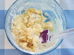 筛入低粉，用刮刀拌至看不到干粉。