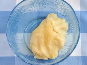 将面揉成团状，放入冰箱冷藏变硬。