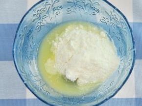 黄油融化后，加入糖、奶粉。