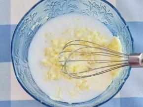 加入椰浆、炼乳、淡奶油。