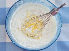加入椰蓉、蛋液、低粉，搅拌均匀。