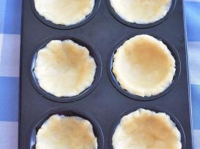 取出面团，分成6份，在模具中捏出塔壳。