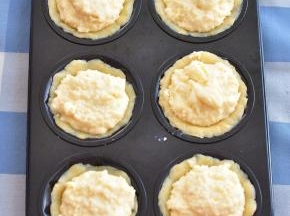 将椰蓉馅填入，可以装得满一些。