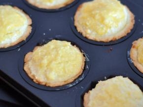 取出模具，在表面蛋一层蛋黄液，关掉下火，单开上火，放回烤箱烘烤3分钟上色。