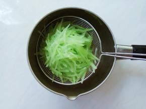 过凉白开，控干水分。