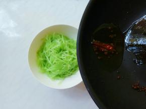 热锅，倒少许油，下花椒、辣椒爆香。热油趁热浇在笋丝上。