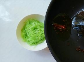 热锅，倒少许油，下花椒、辣椒爆香。热油趁热浇在笋丝上。
