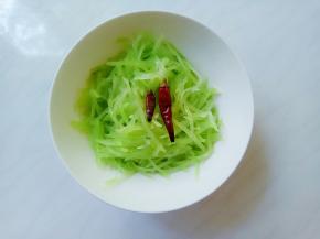 热油拌匀笋丝后，加少许盐调味即可盛盘。