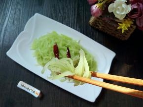 椒香微辣，口感脆爽。