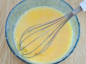 加入盐、糖、料酒、水，搅拌均匀，过滤一次。